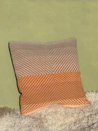 UMA PILLOW    ·    walnut #001