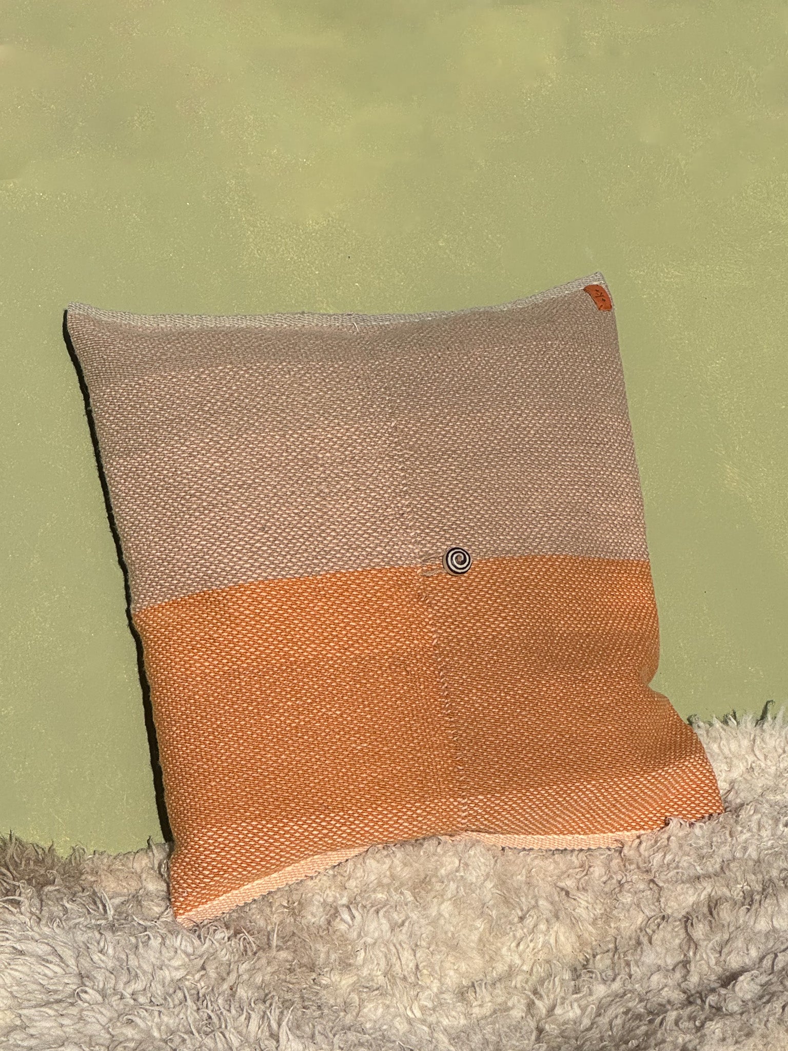 UMA PILLOW    ·    walnut #001